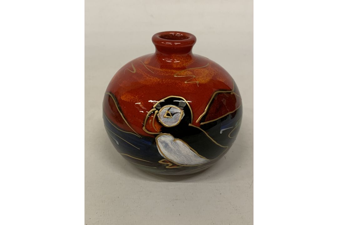 AN ANITA HARRIS PUFFIN VASE, SIGNED IN GOLD TO THE BASE - Image 1 of 4
