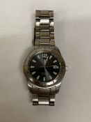 A GENTLEMAN'S CITIZEN ECO-DRIVE WATCH WITH A BLACK FACE - WORKING AT TIME OF CATALOGUING, NO