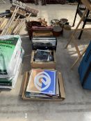 AN ASSORTMENT OF VINYL RECORDS AND 7" SINGLES