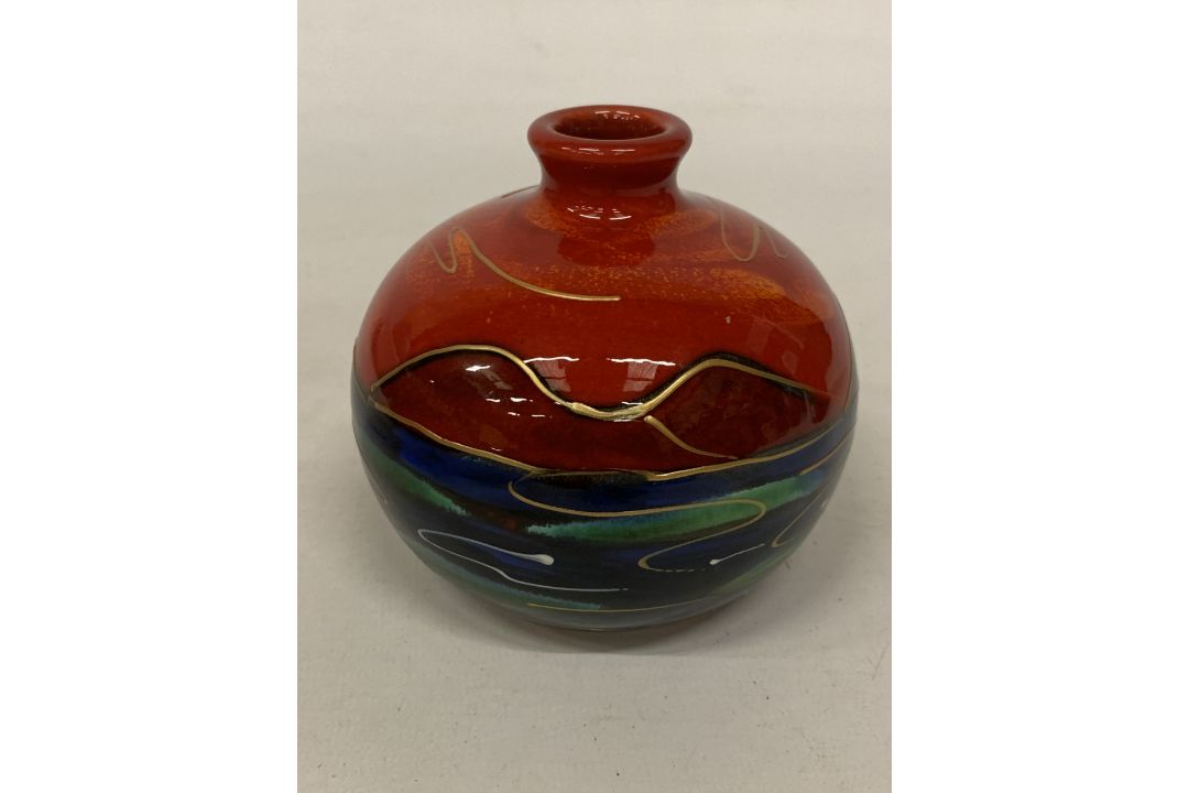 AN ANITA HARRIS PUFFIN VASE, SIGNED IN GOLD TO THE BASE - Image 3 of 4