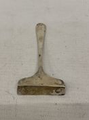 A HALLMARKED SHEFFIELD SILVER BABIES PUSHER SPOON, WEIGHT 12.47g