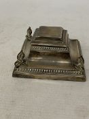 A HALLMARKED SHEFFIELD SILVER INKWELL WITH WEIGHTED BASE, GROSS WEIGHT 278.71g