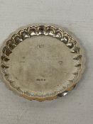 A HALLMARKED BIRMINGHAM SILVER ROUND COASTER, WEIGHT 35.8g