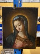 AN ANTIQUE OIL ON CANVAS PAINTING OF THE VIRGIN MARY, 45 CM X 37 CM