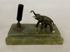 AN ART DECO DESK TOP FOUNTAIN PEN HOLDER WITH A CAST METAL ELEPHANT FIGURE ON A GREEN ONYX BASE