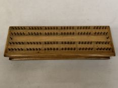 A VINTAGE WOODEN PORCUPINE (OR HEDGEHOG) PULL UP CRIBBAGE BOARD