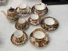 A COLLECTION OF ROYAL CROWN DERBY TO INCLUDE A DERBY PORCELAIN "KIMGS WARE" TEACUP AND SAUCER, ROYAL