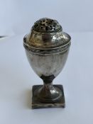 A HALLMARKED LONDON SILVER PEPPERETTE GROSS WEIGHT 35.23 GRAMS