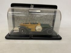 A 1:24 SCALE FRANKLIN MINT MODEL OF A 1914 ROLLS-ROYCE IN A DISPLAY CASE