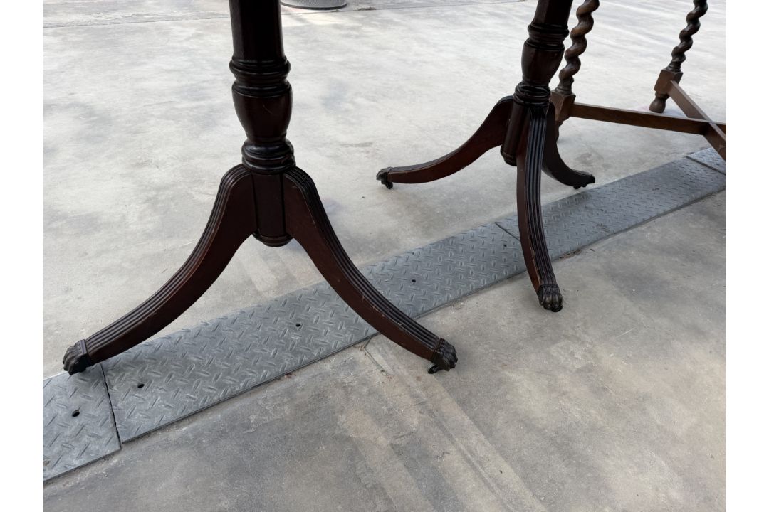 A REGENCY STYLE MAHOGANY TWIN PEDESTAL DINING TABLE 64" X 40" (LEAF 22") - Image 3 of 3