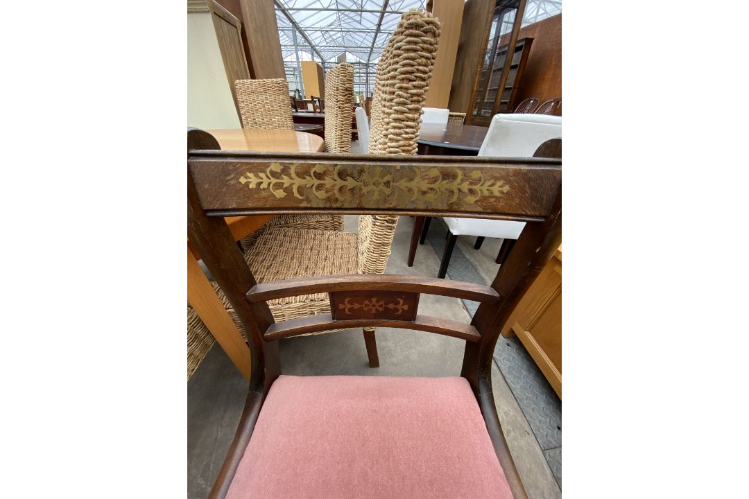 A REGENCY STYLE PEDESTAL DINING TABLE AND FOUR BRASS INLAID DINING CHAIRS - Image 5 of 6