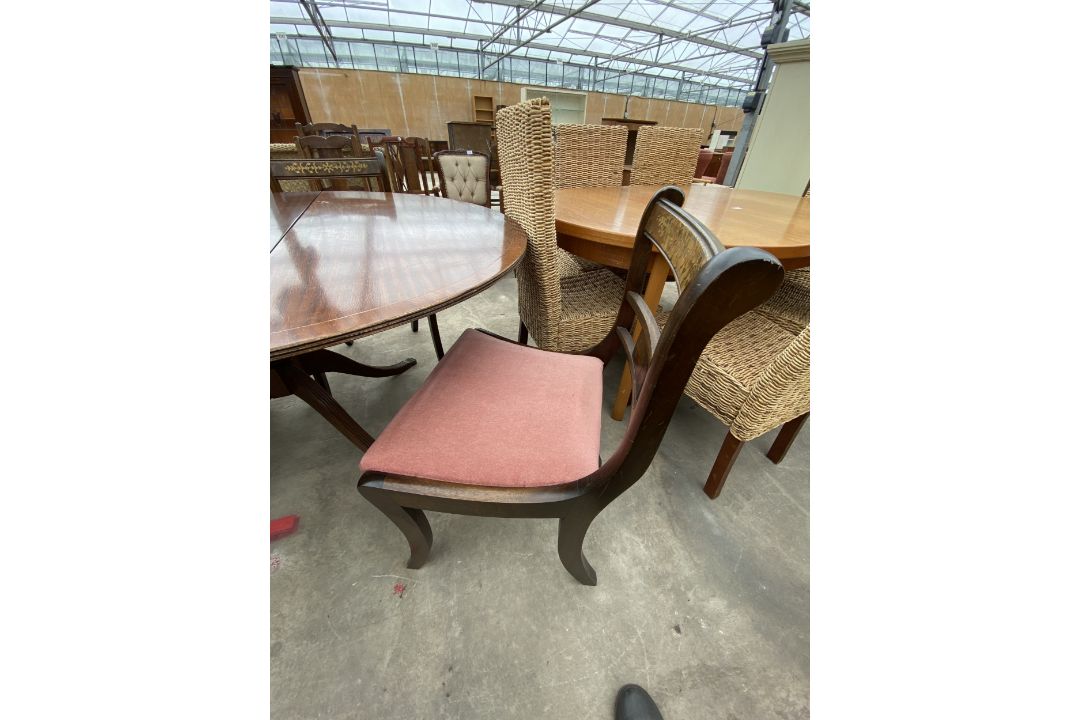 A REGENCY STYLE PEDESTAL DINING TABLE AND FOUR BRASS INLAID DINING CHAIRS - Image 3 of 6