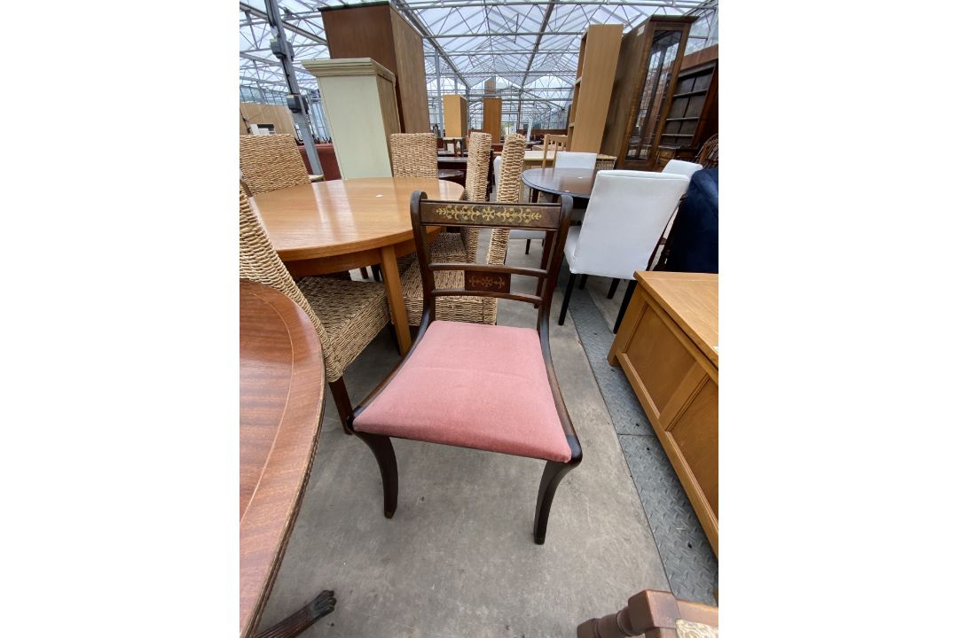 A REGENCY STYLE PEDESTAL DINING TABLE AND FOUR BRASS INLAID DINING CHAIRS - Image 4 of 6