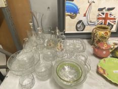 A LARGE COLLECTION OF GLASSWARE TO INCLUDE SERVING BOWLS, DESSERT BOWLS, VASES, DECANTERS, JAM