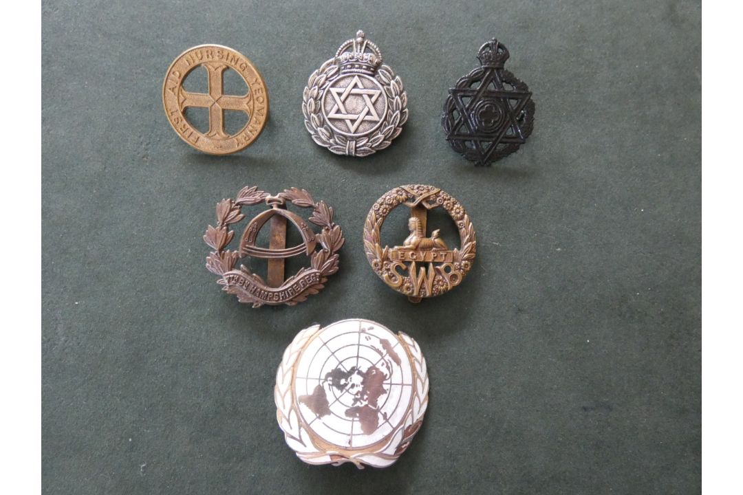 A WORLD WAR I BRITISH ARMY JEWISH BRIGADE CAP BADGE, FURTHER BLACK PAINTED EXAMPLE, UNITED - Image 1 of 2