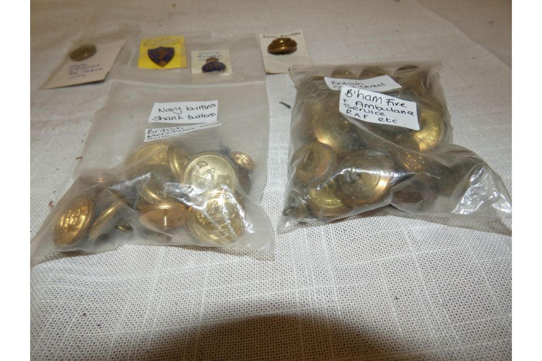 A COLLECTION OF BRITISH ARMY AND ROYAL NAVY BUTTONS, BADGES ETC. - Image 3 of 3