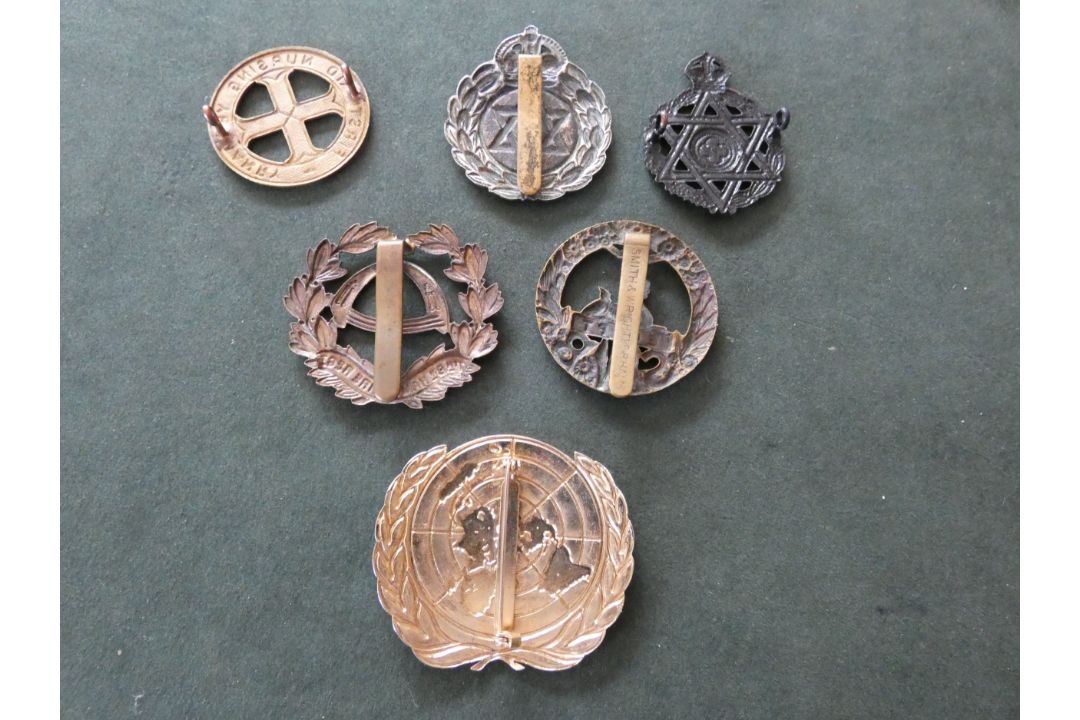A WORLD WAR I BRITISH ARMY JEWISH BRIGADE CAP BADGE, FURTHER BLACK PAINTED EXAMPLE, UNITED - Image 2 of 2