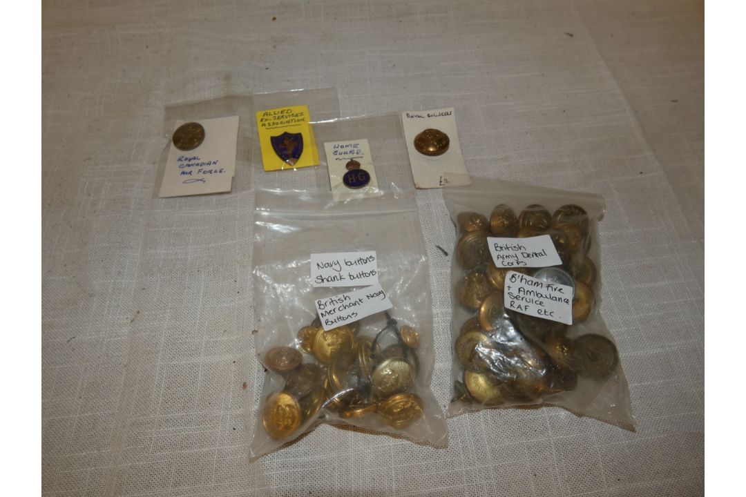 A COLLECTION OF BRITISH ARMY AND ROYAL NAVY BUTTONS, BADGES ETC. - Image 1 of 3