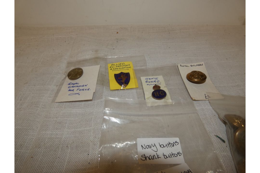 A COLLECTION OF BRITISH ARMY AND ROYAL NAVY BUTTONS, BADGES ETC. - Image 2 of 3