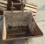A 2' JCB 3CX DIGGING BUCKET NO VAT