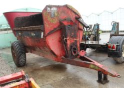 A HI SPEC 800 MANURE SPREADER IN GOOD WORKING ORDER (NEEDS SOME NEW CHAINS) + VAT