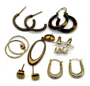 A collection of 9ct gold earrings - total weight 6.64g