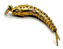 An 18ct gold articulated fish charm - weight 3.87g