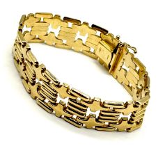 A 9ct gold gate bracelet with star shaped links - weight 28.9g