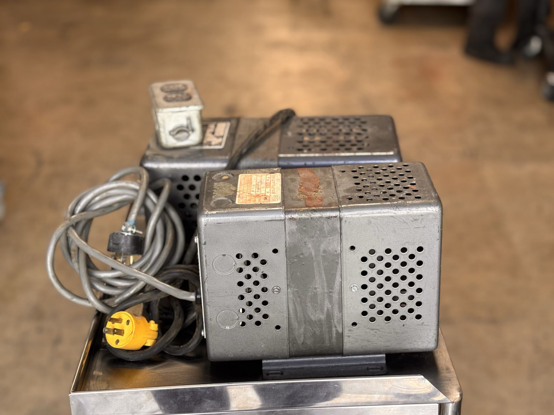 Lot of 2 Sola Transformers: Sola 23-22-125 Constant Voltage Transformer, Sola CVN-1 Constant Voltage - Image 3 of 7