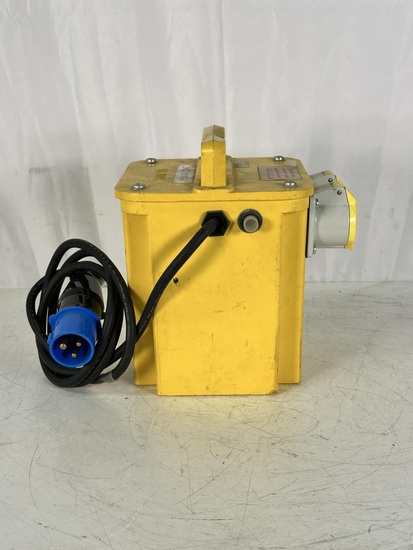 Caroll & Meynall 230v to 120V Transformer - Image 6 of 6
