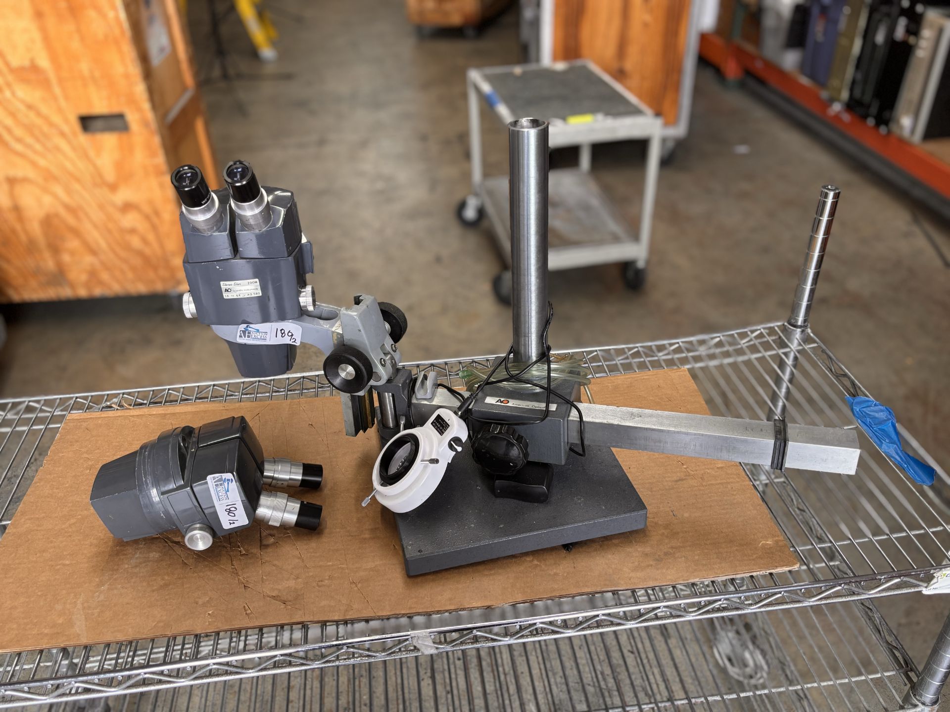 American Optical Microscope Lot: Including AO 580 Stereo Zoom, Arm, Base w/ WF10x/18 Eyepieces + Ame - Image 2 of 12