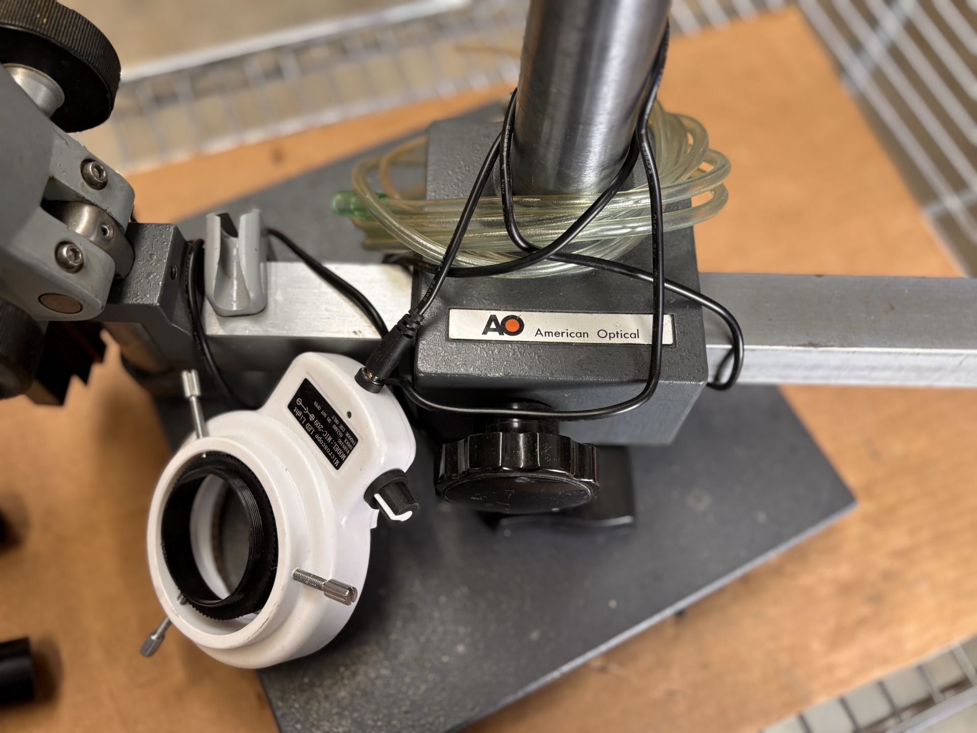 American Optical Microscope Lot: Including AO 580 Stereo Zoom, Arm, Base w/ WF10x/18 Eyepieces + Ame - Image 3 of 12