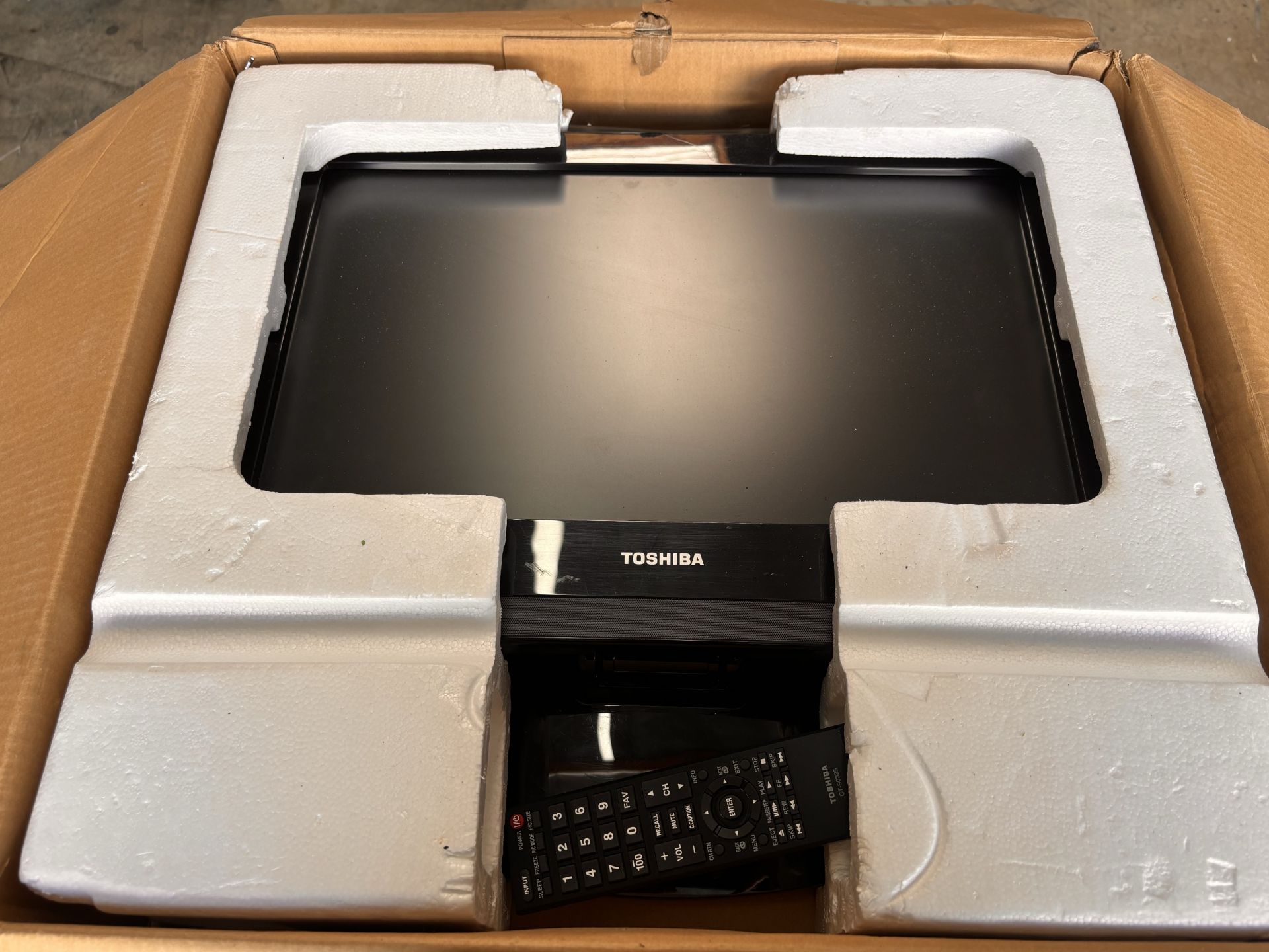 Toshiba 19AV600U 19â€ 720p Portable LCD HDTV in Original Box 4x3 Screen for Retro Gaming - Image 4 of 5