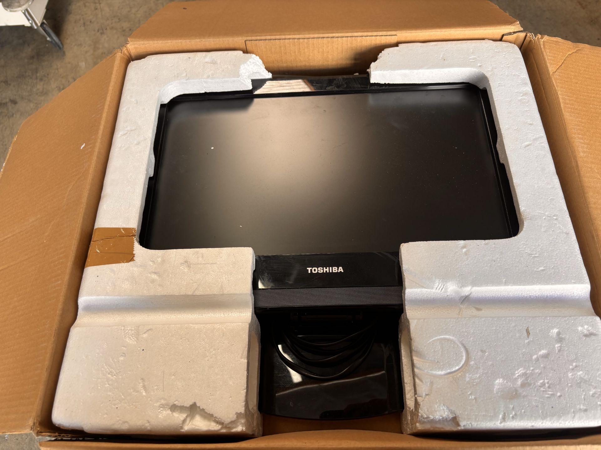 Toshiba 19AV600U 19â€ 720p Portable LCD HDTV in Original Box 4x3 Screen for Retro Gaming - Image 3 of 4
