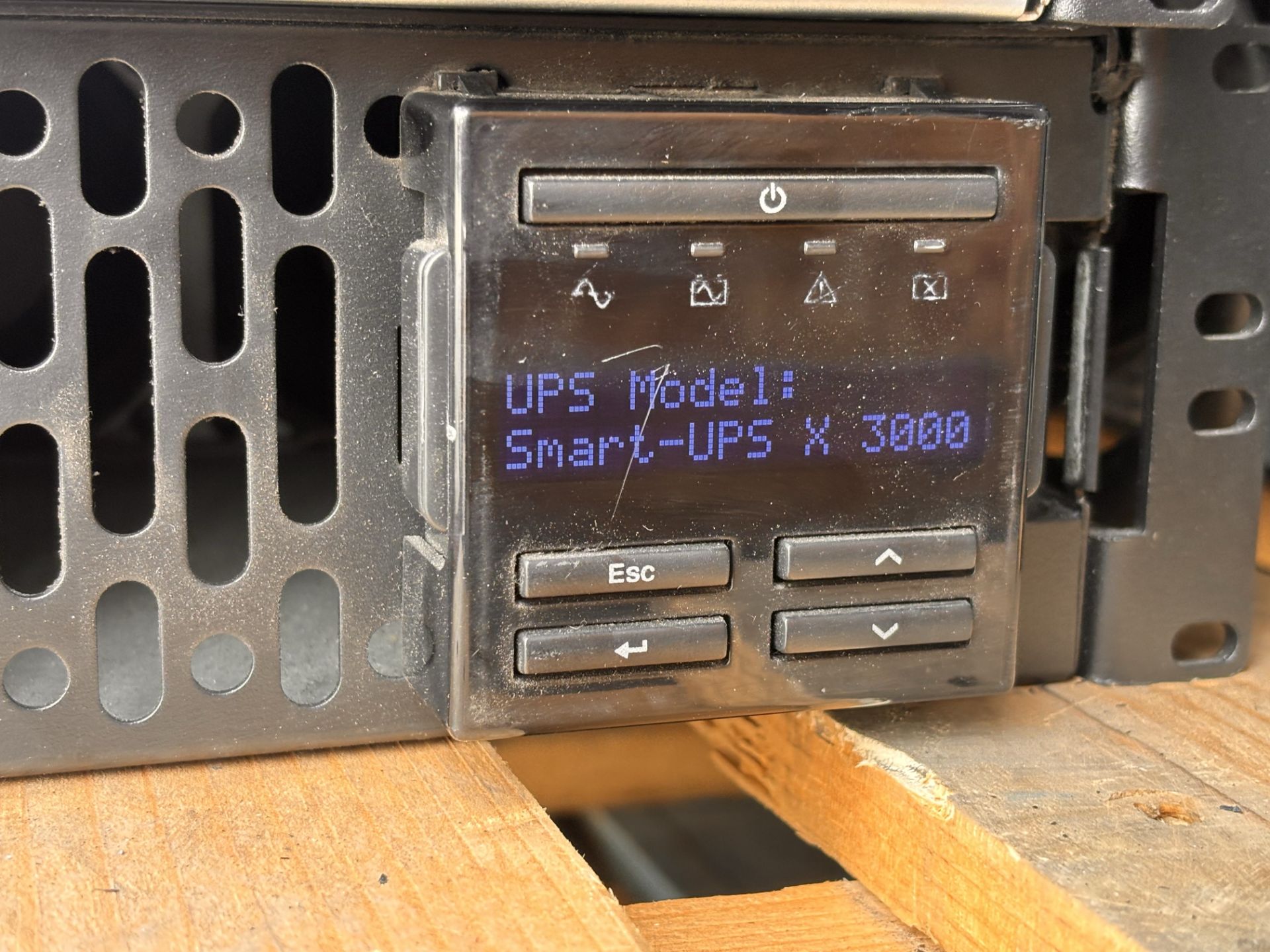 APC Smart X 3000 LV SMX3000RMLV2U Rack-mountable UPS w/ Schneider APC9641 Network Card - Image 5 of 13