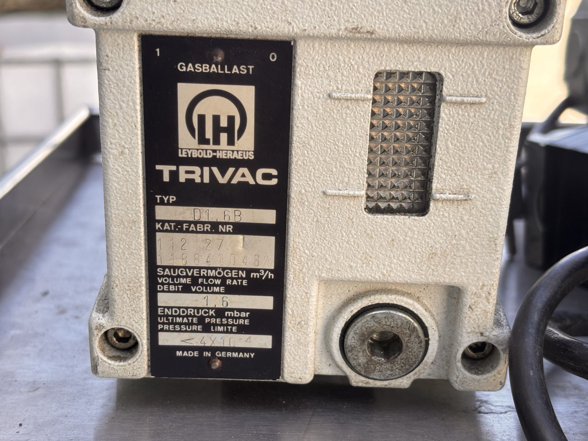 Lot of 2 Pumps Trivac D1, 6B + Gast Rotary Vane Vacuum Pump G180DX - Image 2 of 8