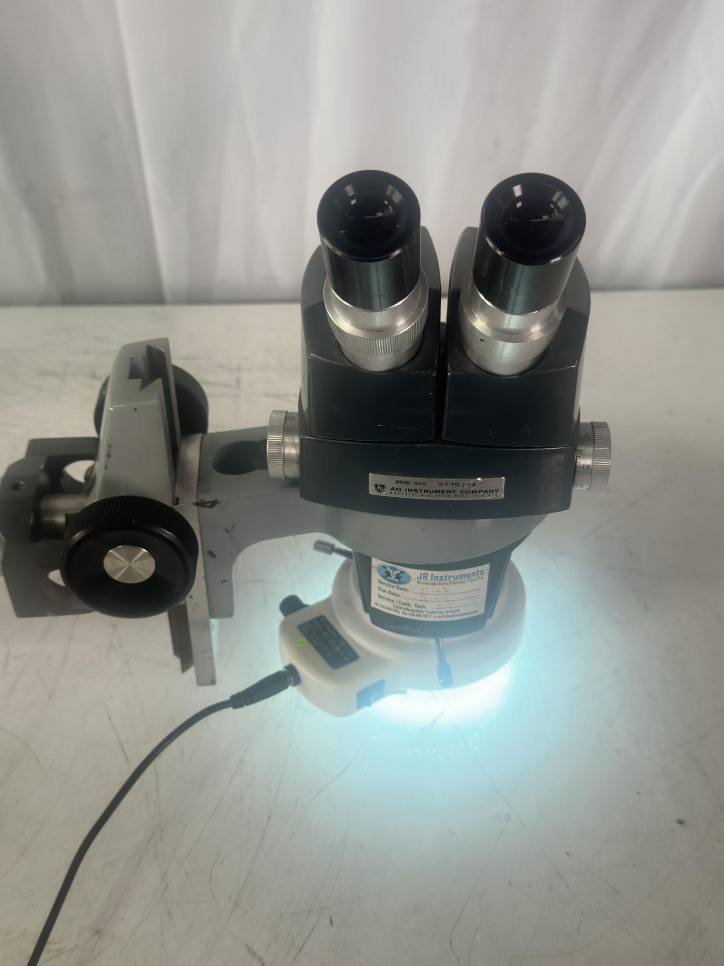 American Optical 569 Star Stereo Zoom Microscope w/ Arm, Base and Eyepieces - Image 7 of 20