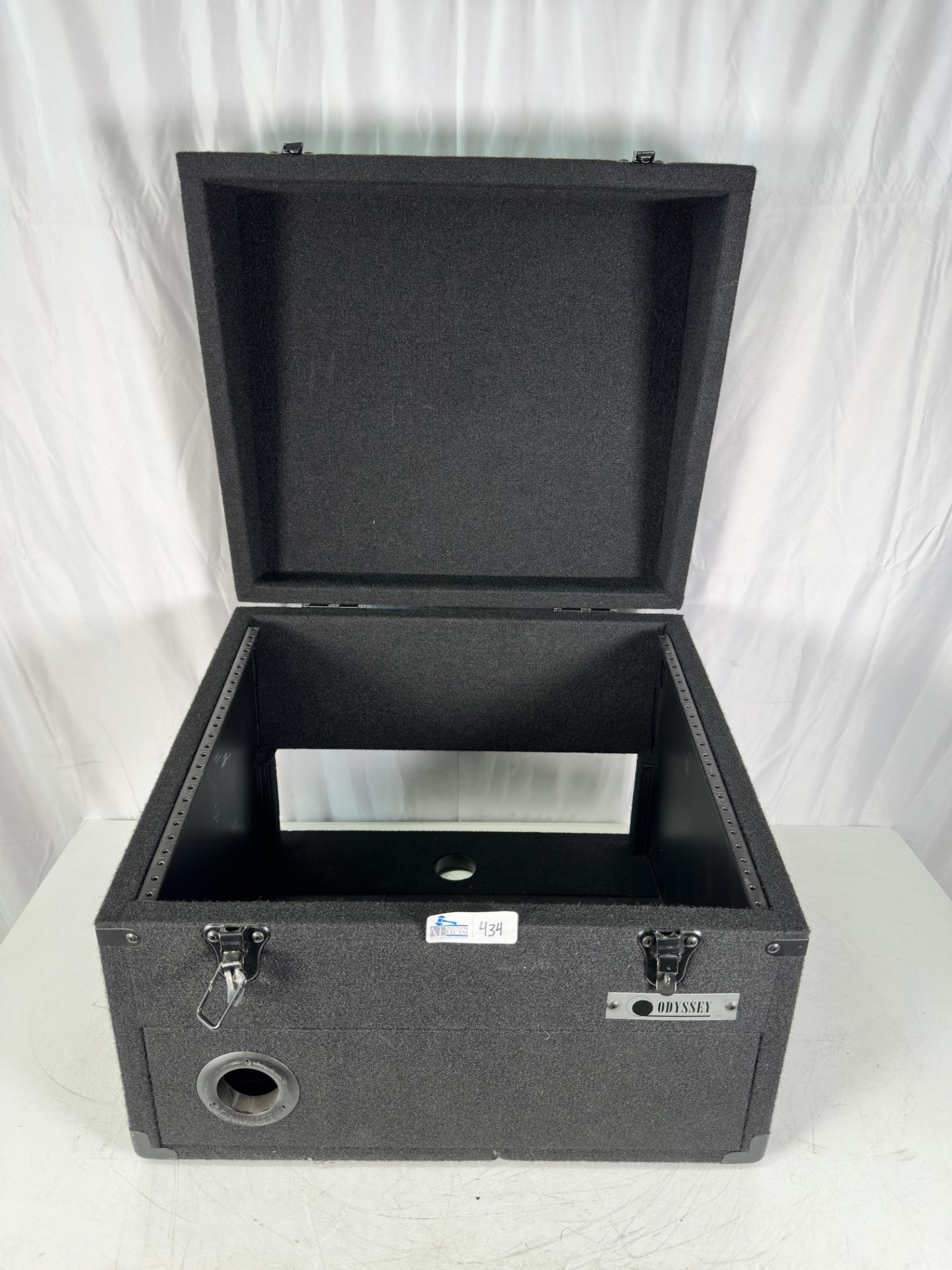 Odyssey CXC902 Carpeted 9U Angled Combo Rack Case - Image 3 of 6