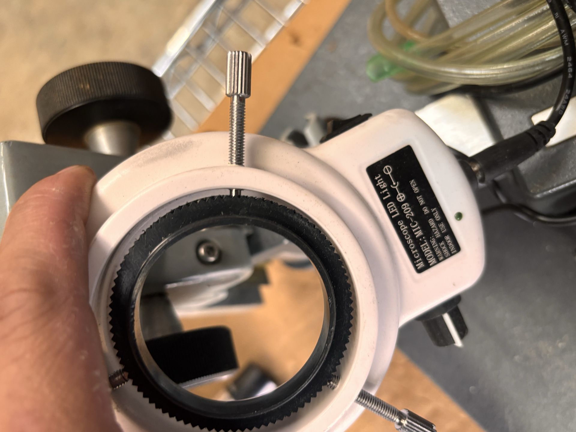 American Optical Microscope Lot: Including AO 580 Stereo Zoom, Arm, Base w/ WF10x/18 Eyepieces + Ame - Image 4 of 12