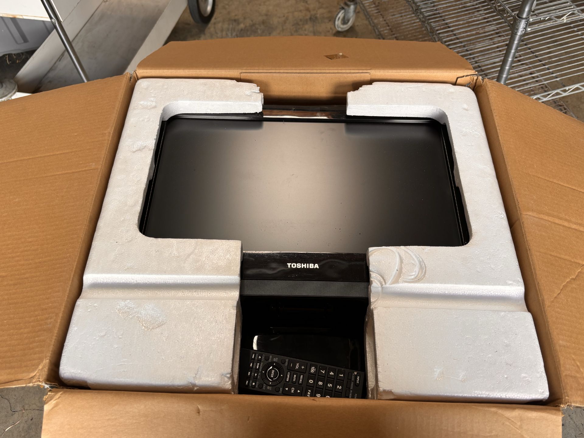 Toshiba 19AV600U 19â€ 720p Portable LCD HDTV in Original Box 4x3 Screen for Retro Gaming - Image 5 of 6