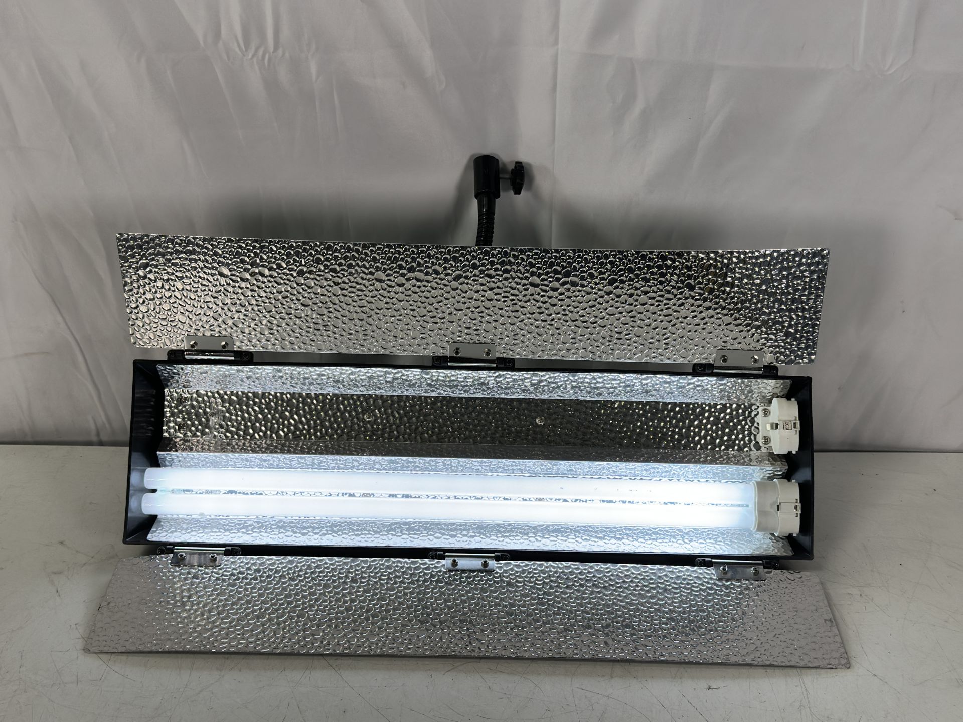 Lot of 3 Impact Fluorescent Product Photography Lights, including Impact FRC-24 READY COOL 4-Lamp Fl - Image 5 of 11