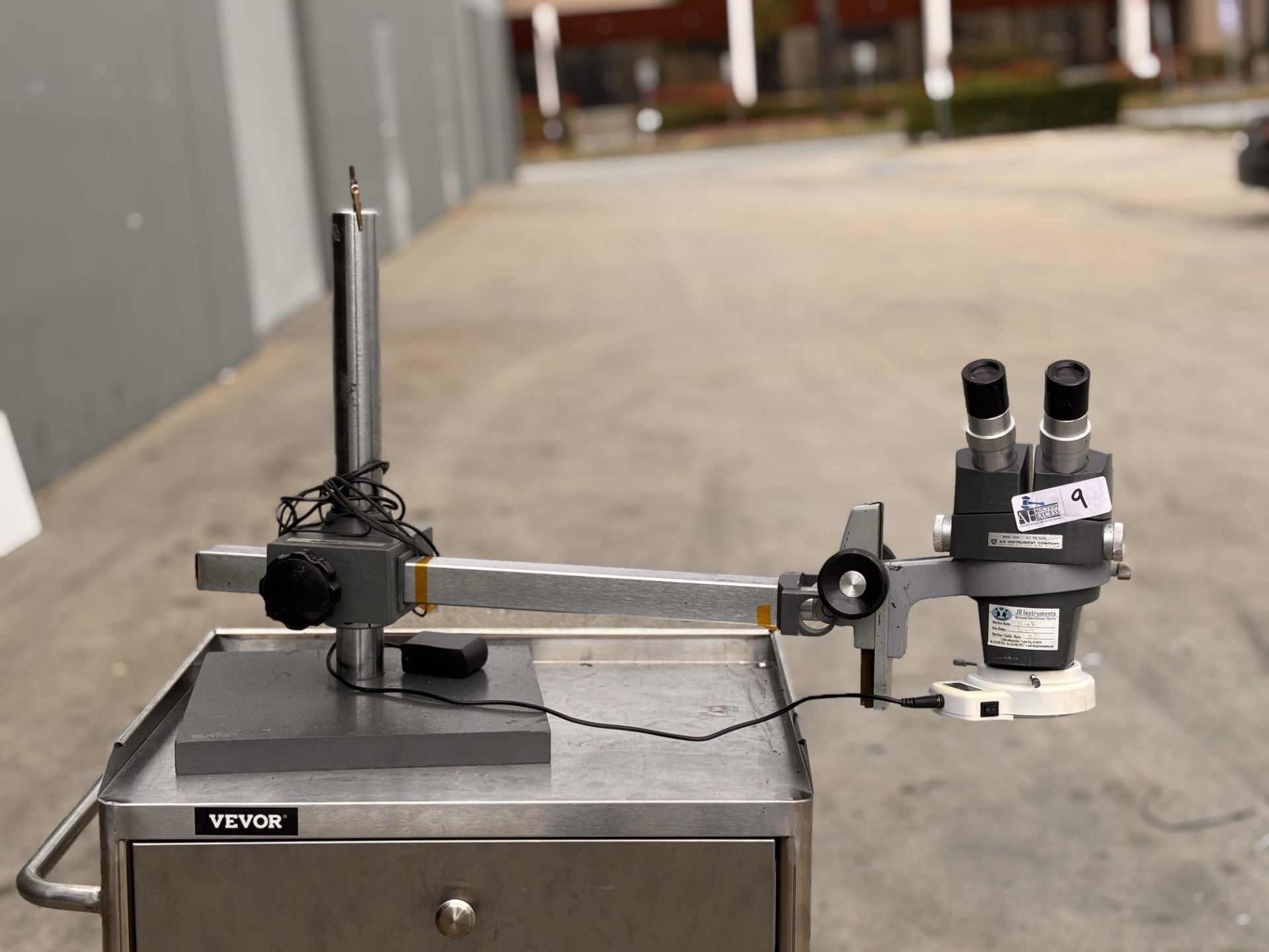 American Optical 569 Star Stereo Zoom Microscope w/ Arm, Base and Eyepieces - Image 11 of 20
