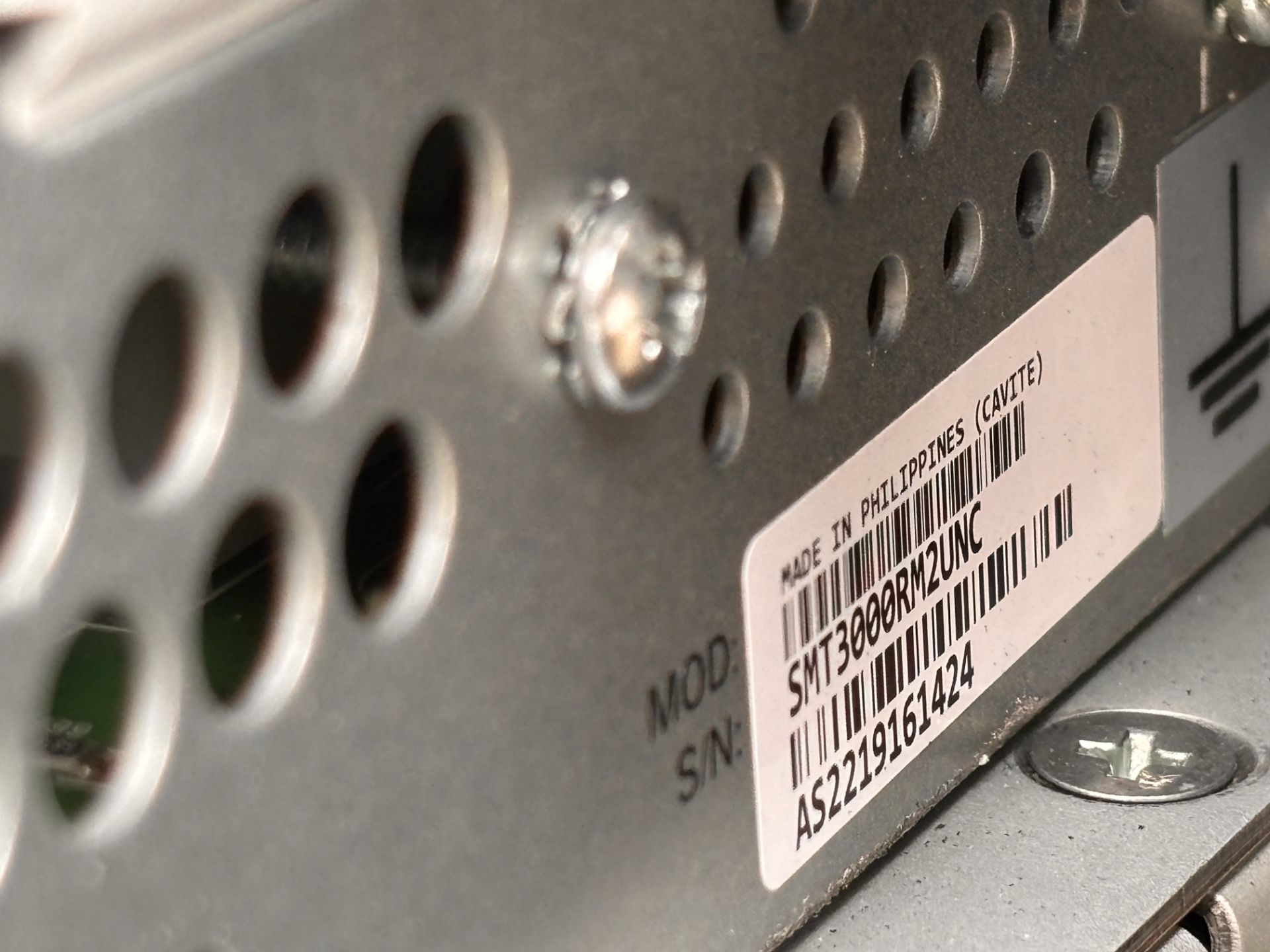 APC SMT3000RM2UNC Smart-UPS 3000VA LCD RM 2U 120V w/ Schneider APC9641 Network Card - Image 5 of 10