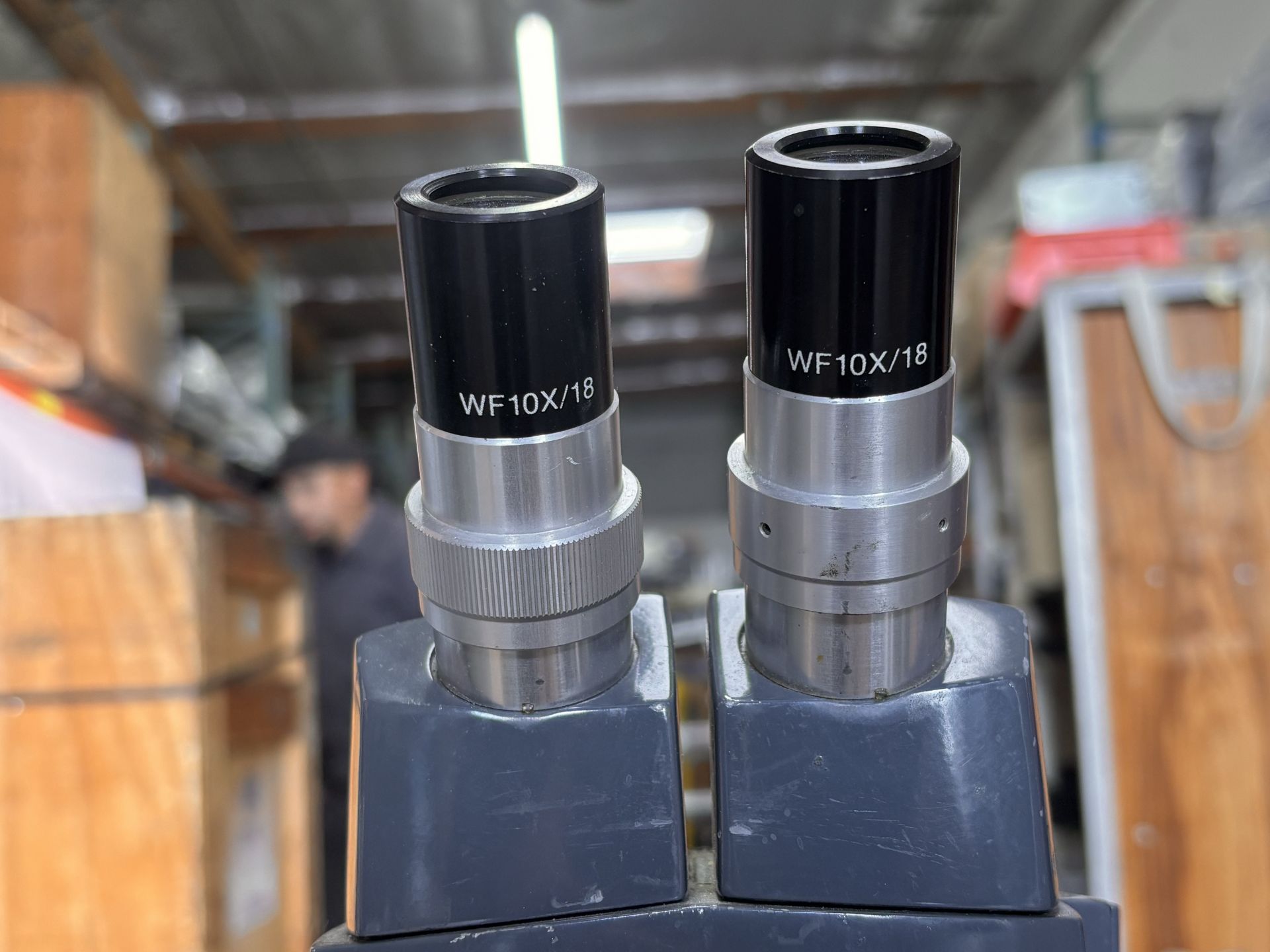 American Optical Microscope Lot: Including AO 580 Stereo Zoom, Arm, Base w/ WF10x/18 Eyepieces + Ame - Image 6 of 12