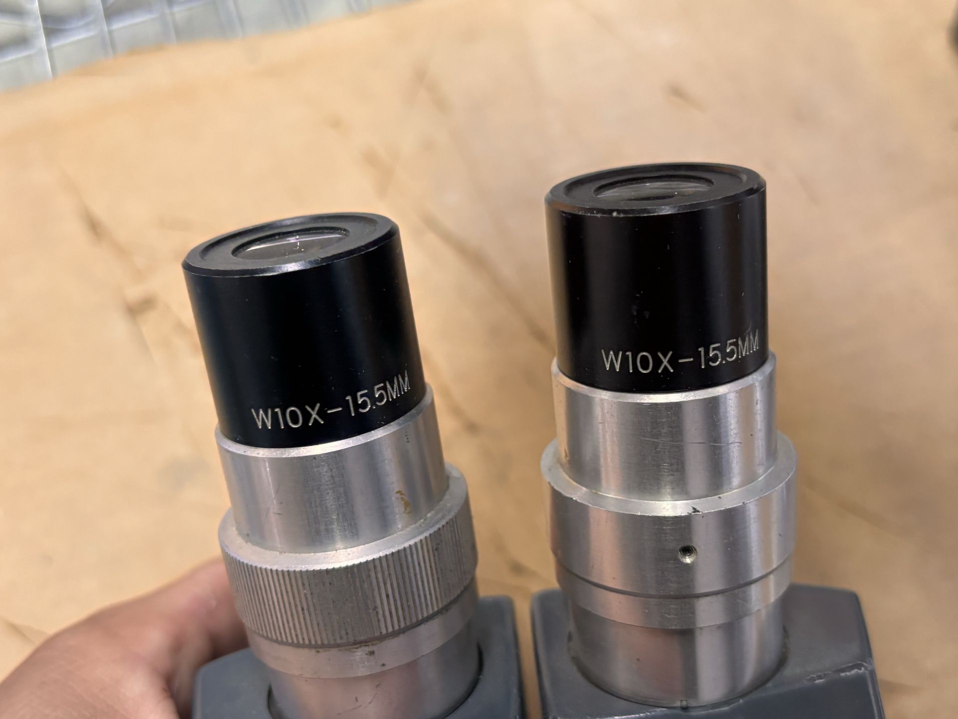 American Optical Microscope Lot: Including AO 580 Stereo Zoom, Arm, Base w/ WF10x/18 Eyepieces + Ame - Image 8 of 12