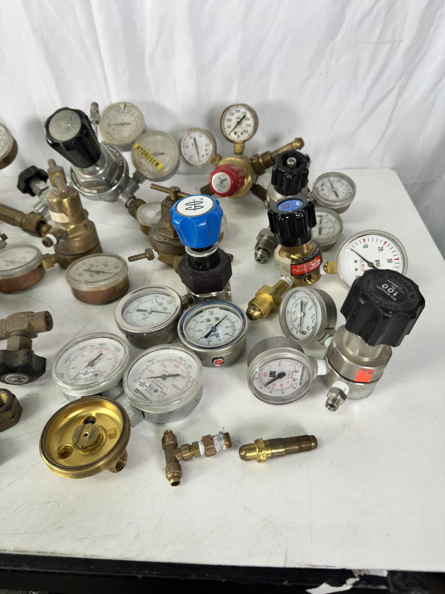 Lot of Pressure Gauges and Regulators including Matheson Hydrogen Regulator W/ GAUGE 63-3122, Mathes - Image 4 of 4