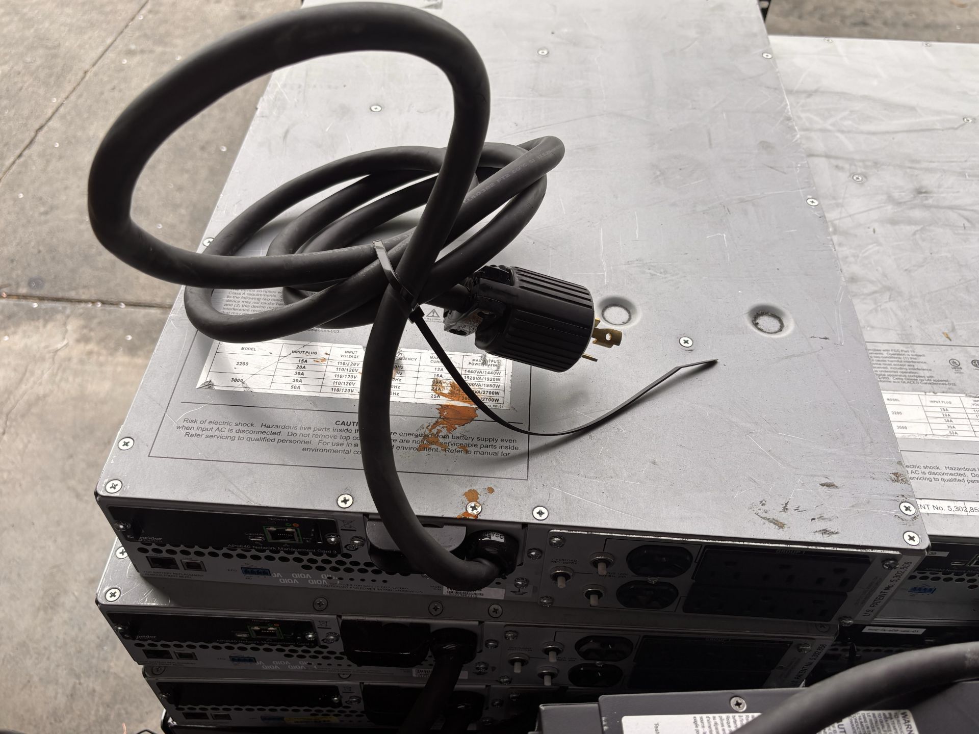 Lot of 2 APC SMT3000RM2U Smart-UPS 3000VA Rackmount UPS' w/ Schneider AP9640 Network Management Card - Image 4 of 13