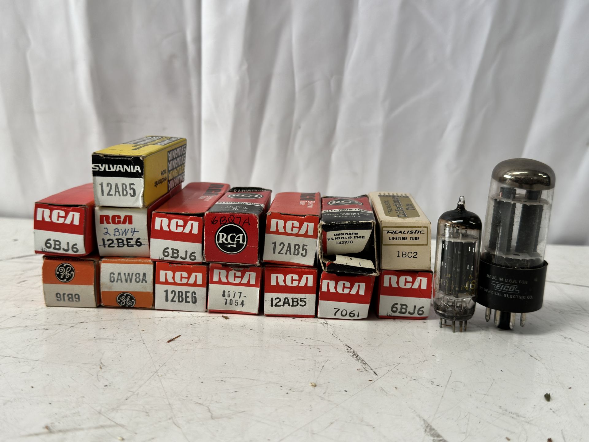 Lot of RCA + Sylvania Tubes including 12AB5, 6BJ6, 12BE6, 706, 12AB5, 8077-7054, and more - Image 2 of 2