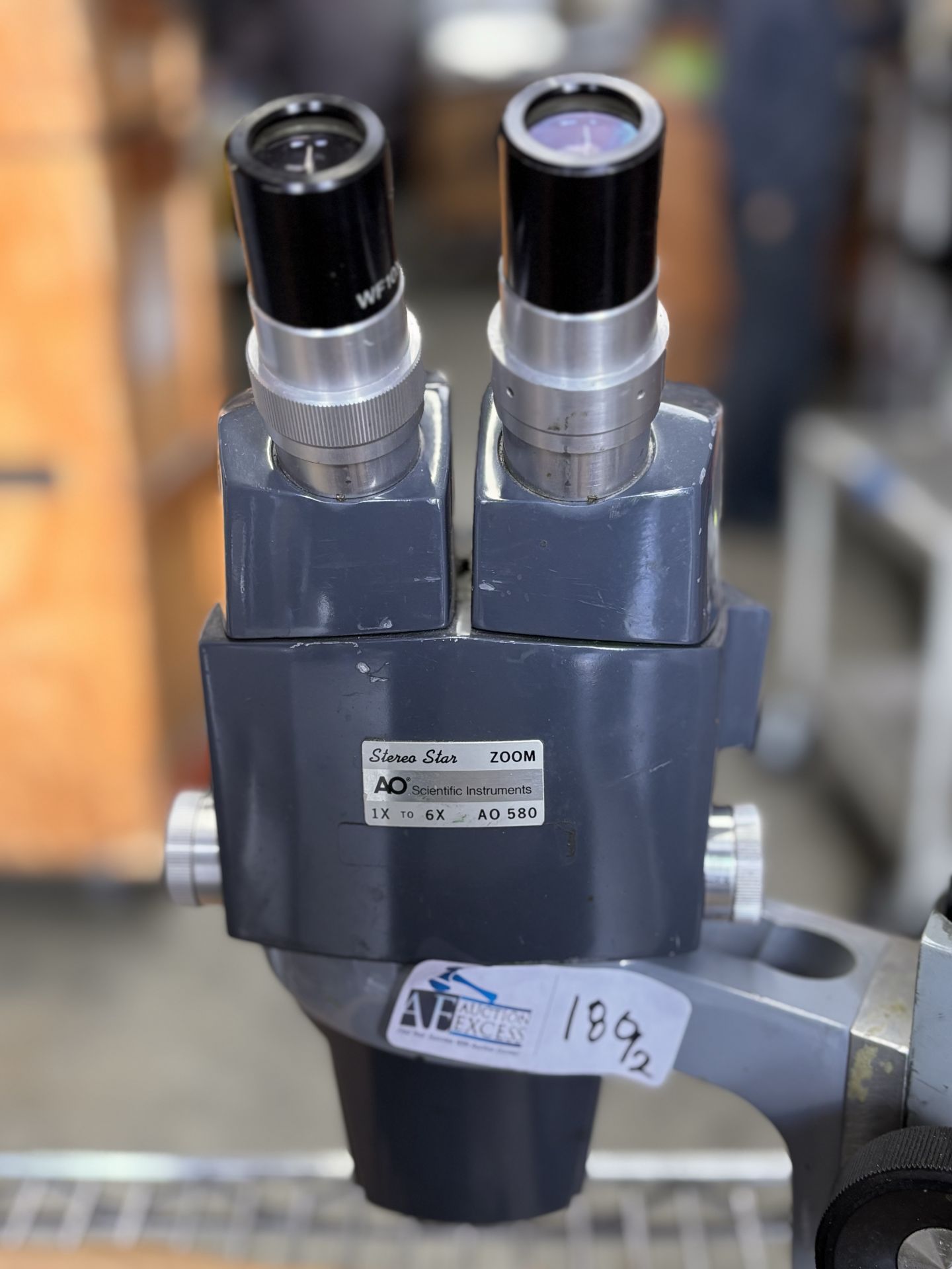 American Optical Microscope Lot: Including AO 580 Stereo Zoom, Arm, Base w/ WF10x/18 Eyepieces + Ame - Image 5 of 12