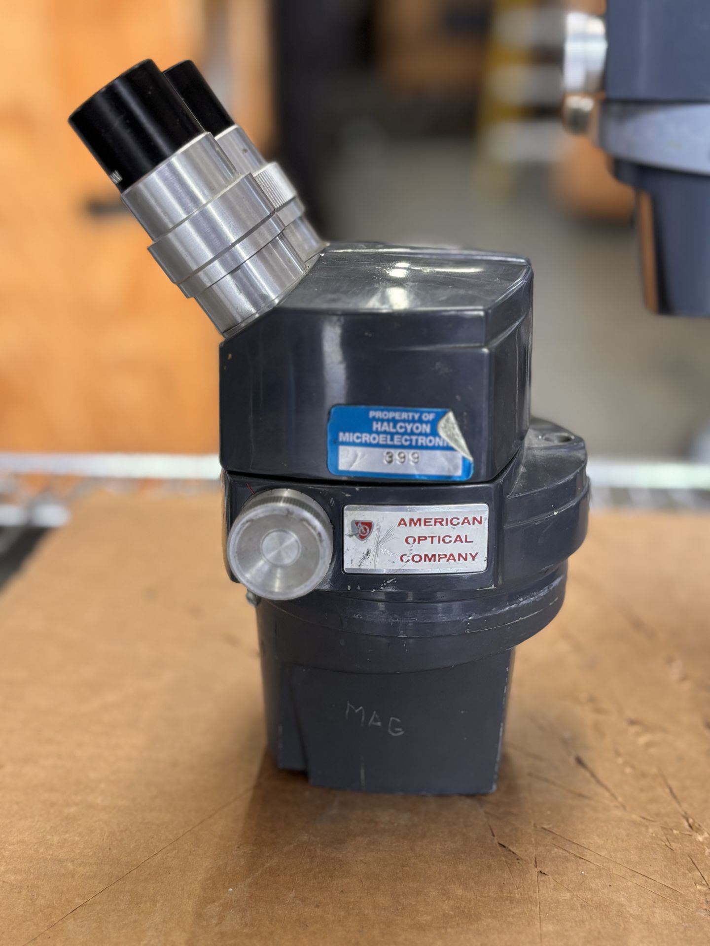 American Optical Microscope Lot: Including AO 580 Stereo Zoom, Arm, Base w/ WF10x/18 Eyepieces + Ame - Image 9 of 12